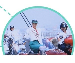 ミス横浜のたすきを掛け、サイドカーに座る原澤敦美さん。公式サイトで1989年のベイブリッジ開通の写真として掲載